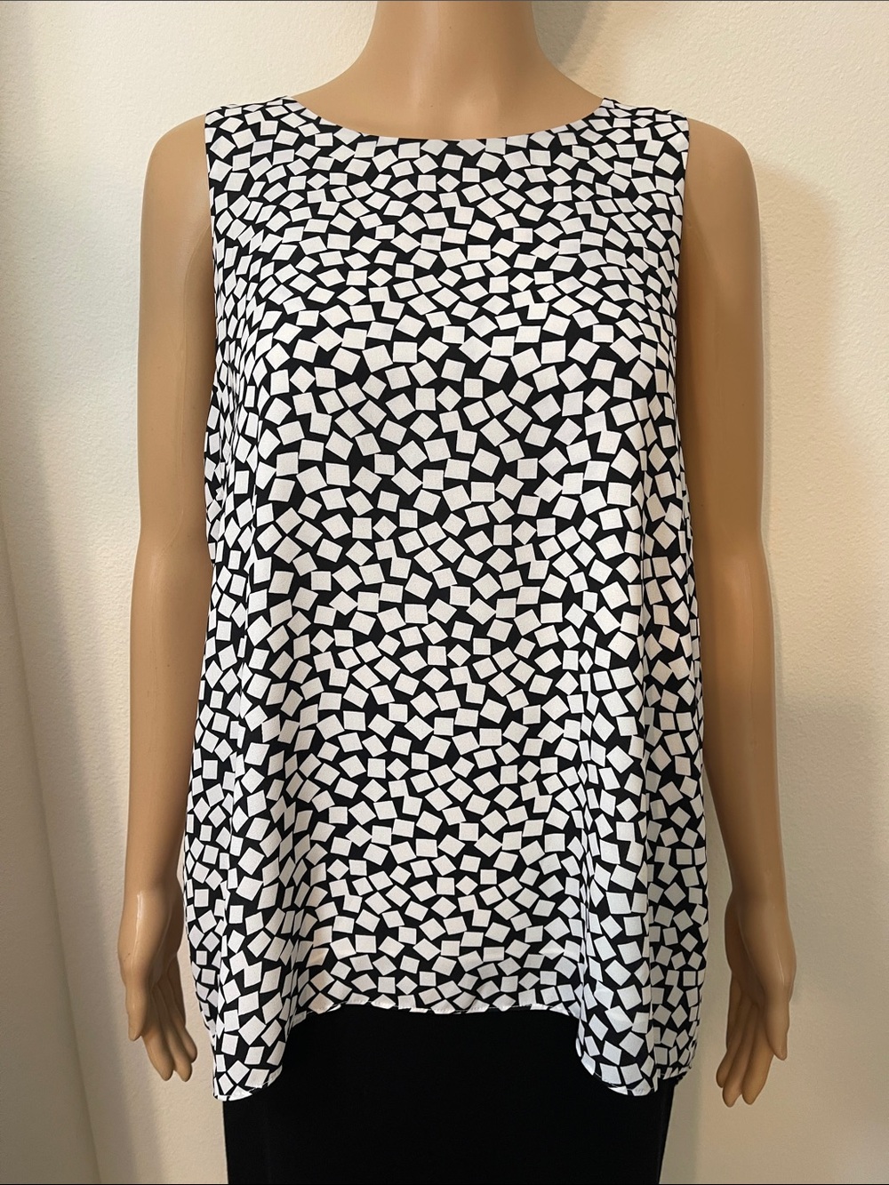 NWT Vince Camuto Sleeveless Lined Black & White Geometric High-Low Blouse
